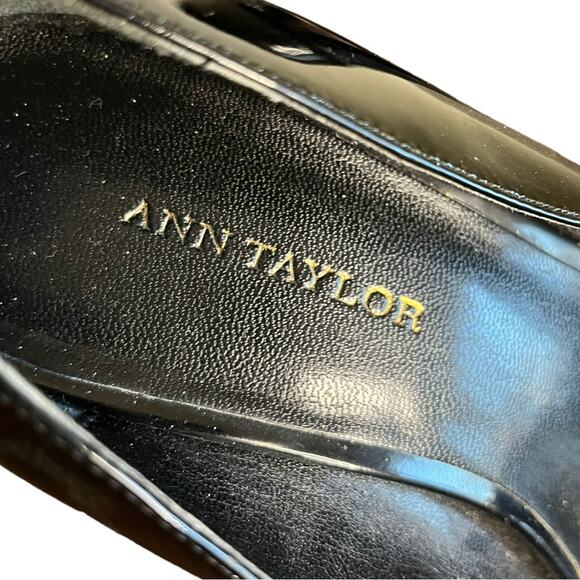 ANN TAYLOR Black Patent Leather Peep Toe Gold Buckle‎ Detail Block Heel Size 8 - Picture 6 of 9